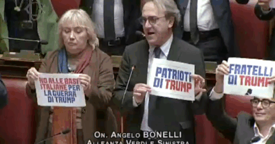 Copertina di Bonelli show in Aula contro il governo: “Siete i patrioti di Trump”. E mostra la bandiera Usa – Video