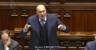 Copertina di Crosetto: “Guerra Usa in Iran? Certo che è al di fuori delle regole del diritto internazionale”. Bagarre in Aula – Video
