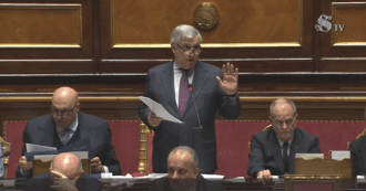 Copertina di Renzi attacca il governo, la risposta di Tajani: “È nervoso? Facile andare nel Golfo a fare conferenze ben pagate…”