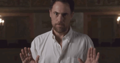 Copertina di Referendum Giustizia, Elio Germano cita a teatro Gigi Proietti e invita a votare per il “NO” – IL VIDEO