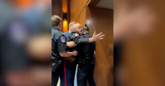 Copertina di “Nessuno vuole combattere per Israele”: la protesta dell’ex marine al Senato Usa. L’uomo trascinato via con la forza