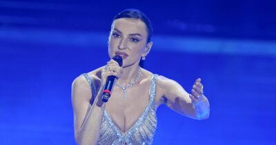 Copertina di “Con il clitoride ho un ottimo rapporto. È un pisellino, quando raggiunge il piacere si indurisce. La mia prima volta a 19 anni, ero rimasta l’unica a non averlo ancora fatto”: le confessioni di Arisa