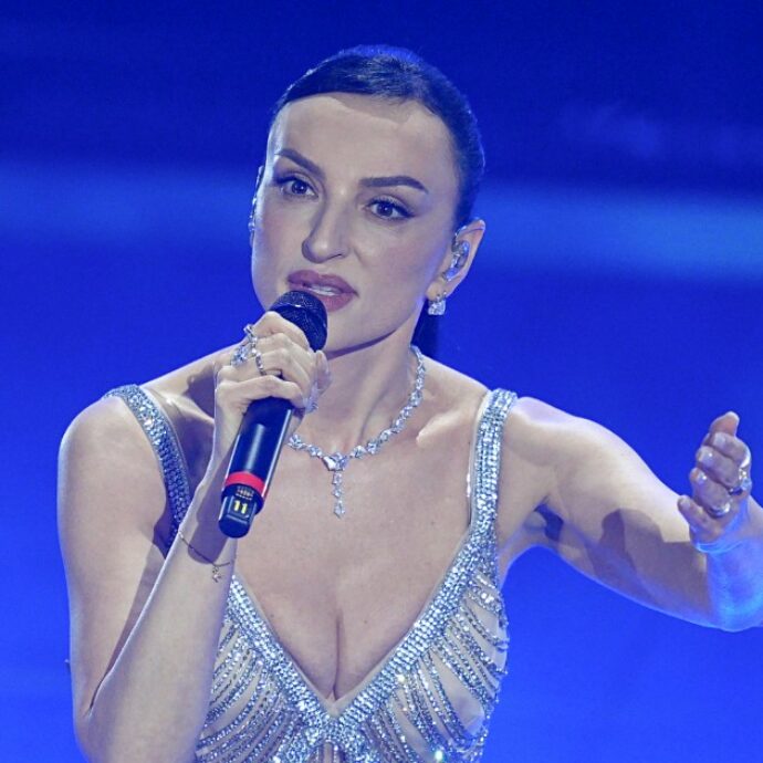 “Con il clitoride ho un ottimo rapporto. È un pisellino, quando raggiunge il piacere si indurisce. La mia prima volta a 19 anni, ero rimasta l’unica a non averlo ancora fatto”: le confessioni di Arisa