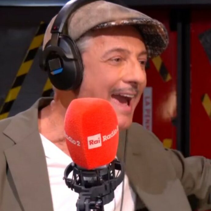 “Pesavo quasi cento chili per un problema di salute, ‘Chi’ mi mise in copertina dandomi dello ‘slabbrato’. Poi Signorini mi chiese scusa”: lo rivela Fiorello