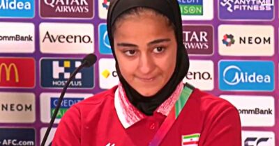 Copertina di Lo sguardo di Sara Didar commuove il mondo: “Siamo preoccupate per l’Iran”. Le lacrime trattenute dalla giovane calciatrice