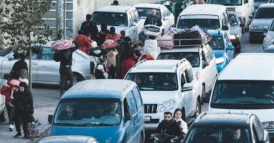 Copertina di A Dahyeh, quartiere di Beirut, raffiche di mitra di Hezbollah avvisano dell’attacco. Il reportage
