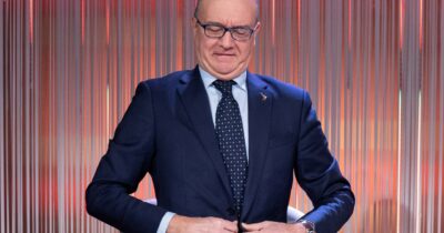 Copertina di Carta  insegnanti, maxi taglio da 120 euro:  “I diritti garantiti a spese dei docenti stessi”