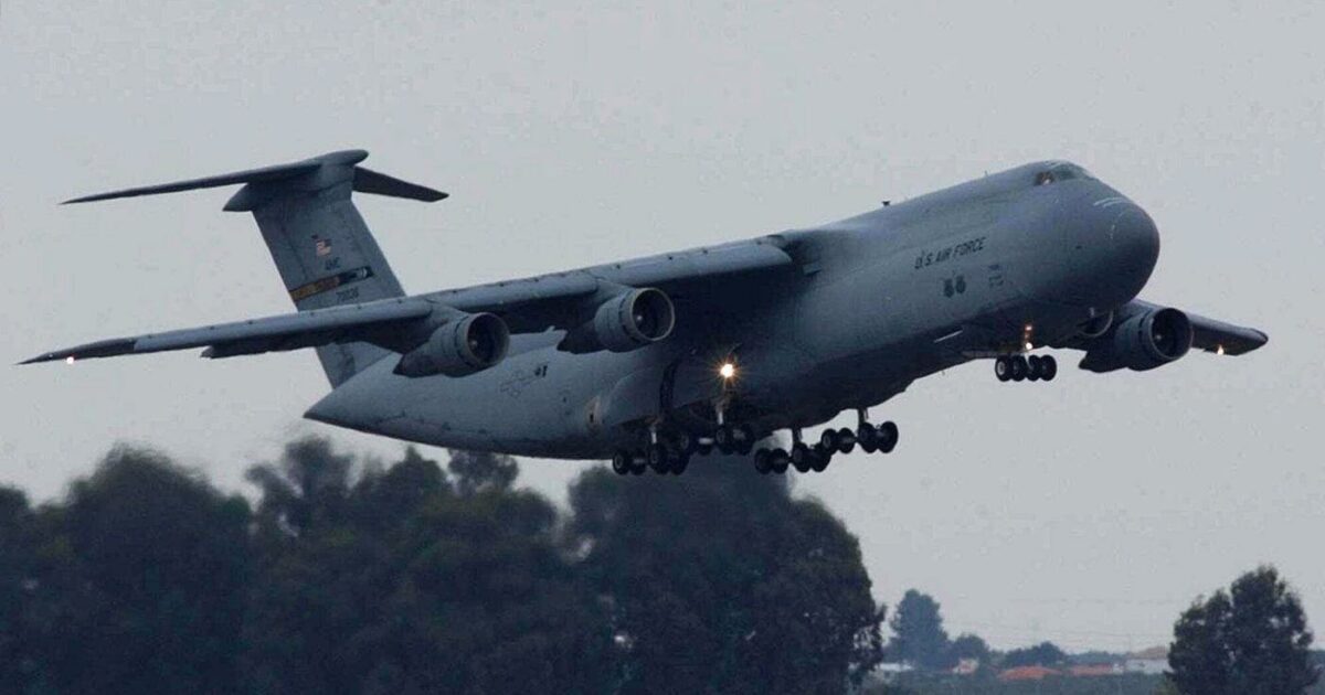 I voli militari Usa verso l’Iran ma con scalo: ecco come Trump aggira il No di Sanchez all’utilizzo delle basi