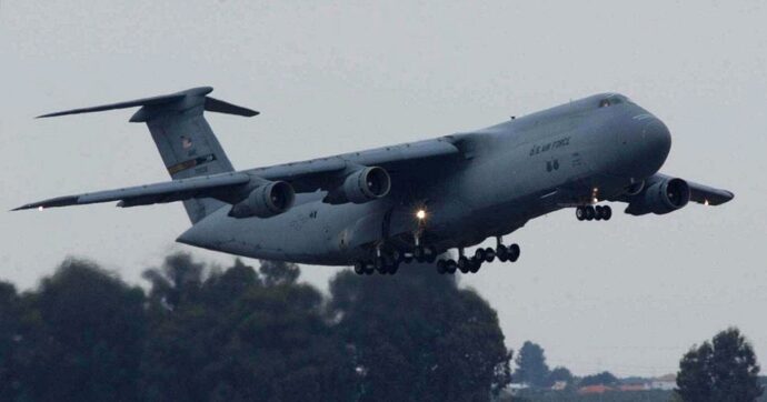 I voli militari Usa verso l’Iran ma con scalo: ecco come Trump aggira il No di Sanchez all’utilizzo delle basi