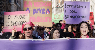 Copertina di 8 marzo, le occasioni mancate del governo Meloni per le donne: congedo parentale, ddl Stupro, caregiver e prevenzione della violenza