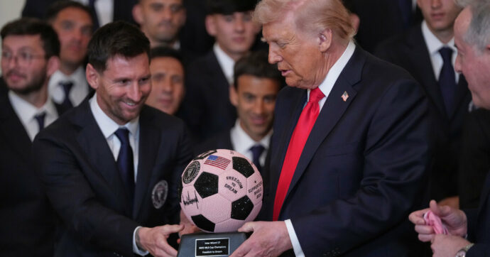“Non lo so, forse sei migliore di Pelé. Lui non era affatto male”: Trump si rivolge così a Messi | Video