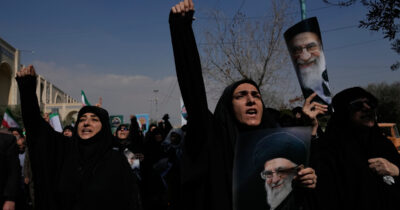 Copertina di Teheran: “Israele e America hanno colpito un’altra scuola”. “Mosca fornisce informazioni d’intelligence all’Iran per attaccare le forze Usa”