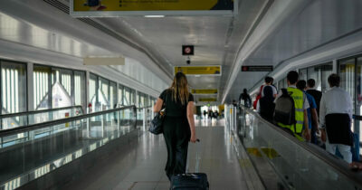 Copertina di “C’è chi ha pagato 20mila euro per tornare a casa”: il racconto degli italiani bloccati da sei giorni a Dubai