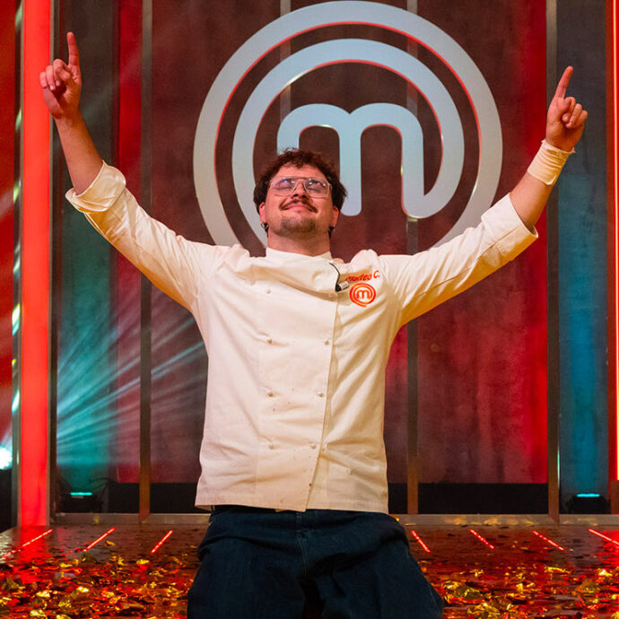 “Dipendenze e burnout in cucina? So che esistono e cercherò di evitarli. Prima delle prove a Masterchef ascoltavo ad alto volume Gigi D’Alessio”: così il vincitore Matteo Canzi, detto Teo