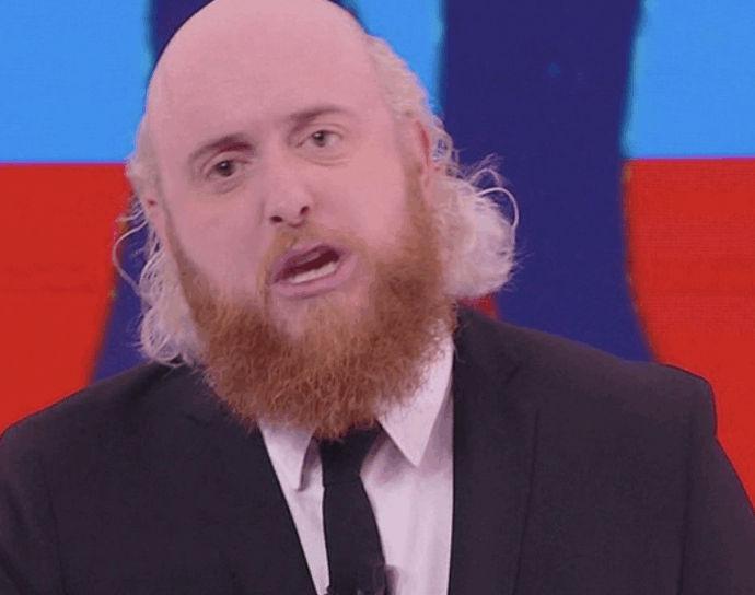 “Tutto è un colpo di culo. Nessuno merita davvero qualcosa. Devi sperare che duri il più a lungo possibile. Colpo di scena: non dura quasi mai…”: l’ironia di Eleazaro Rossi