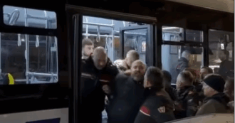 Copertina di Donna accoltellata sul bus a Napoli, l’aggressore si è tolto la vita