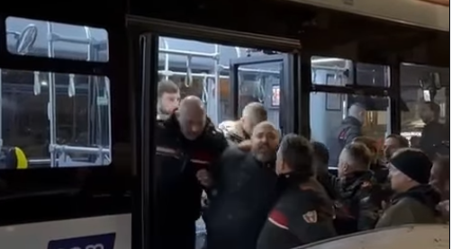 Accoltella una donna su un bus a Napoli: poi urla il nome di Gratteri mentre rischia il linciaggio. Arrestato 39enne