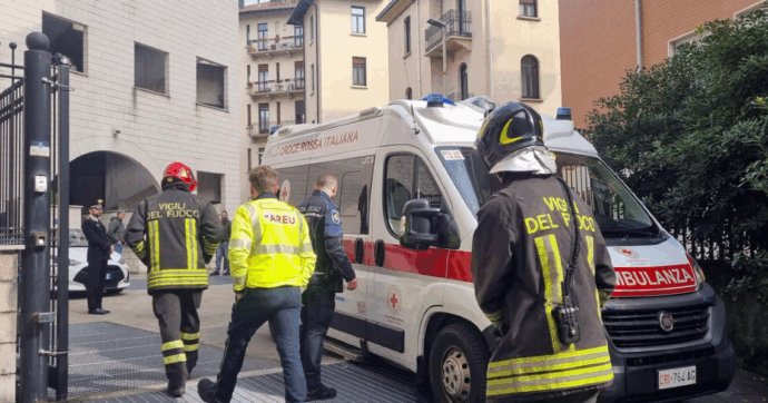 Minaccia di darsi fuoco davanti al Tribunale di Bergamo: immobilizzato dalle forze dell’ordine