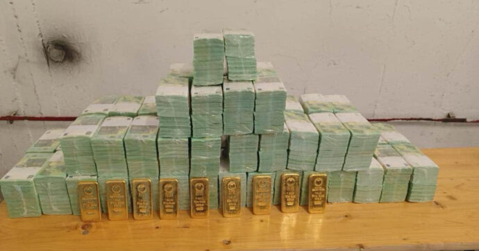 Ucraina, i fiumi di contanti che arrivano nel paese: “Da inizio anno 1,3 miliardi e 146 kg d’oro solo attraverso l’Ungheria”