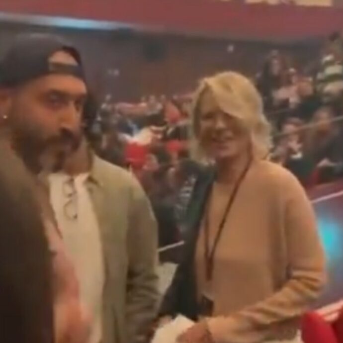 Maria De Filippi al concerto di Angelina Mango. La sorpresa per il ritorno dal vivo della cantante – VIDEO