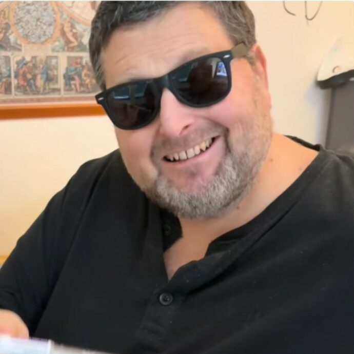 Mario Adinolfi si fa l’iniezione di Tirzepatide e la posta sui social: “Ho perso 70 chili. Devo molto al farmaco ma da solo non basta” – VIDEO