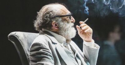 Copertina di Una commedia di folli tabagisti resuscita Svevo: la recensione de ‘’La coscienza di Zeno’’, a teatro con Alessandro Haber