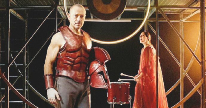 Un’Odissea in vacca tra tortelli romagnoli, ‘’Filo-Tette’’ e Stefano Accorsi sul tapis roulant: la stroncatura di ‘’Nessuno’’ a teatro