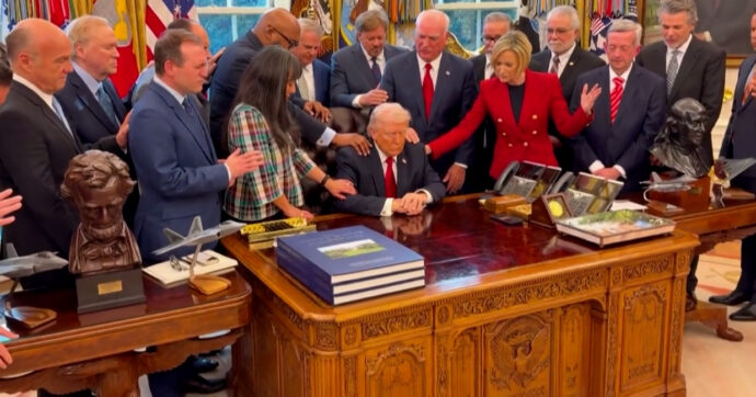 Guerra in Iran, da che parte sta Dio? Cristianesimi a confronto: dal “tacciano le armi” del Papa alle bombe su Teheran “progetto divino” dei pastori Maga