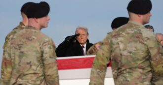 Dai video di bombardamenti con “Macarena” al “grande affare” della guerra: così Trump trasforma il cordoglio in propaganda