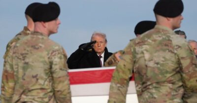 Copertina di Dai video di bombardamenti con “Macarena” al “grande affare” della guerra: così Trump trasforma il cordoglio in propaganda