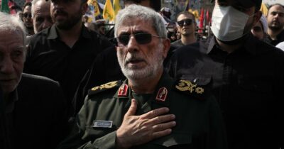 Copertina di Mistero sulla sorte del generale iraniano sempre sopravvissuto agli attacchi: “Spia del Mossad, è stato giustiziato”. “No, è al sicuro in Israele”