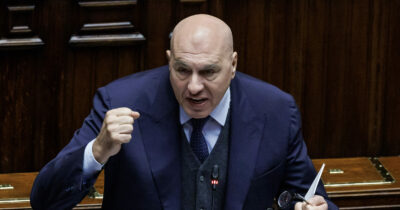 Copertina di Crosetto e la “riunione d’emergenza” con vertici militari e industria: “Rafforzare la difesa in tempi brevissimi”