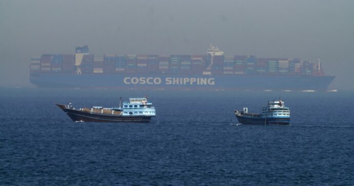 La promessa dell’Iran: “Navi possono passare dallo stretto di Hormuz, colpiremo solo quelle Usa e di Israele”