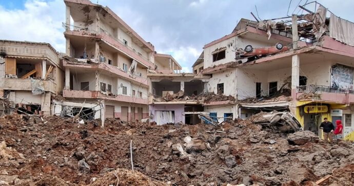 L’Iran si scusa con i Paesi vicini. Poi attacca base Usa in Bahrein e il Qatar. Domani la nuova Guida suprema. E Trump annuncia nuovi raid