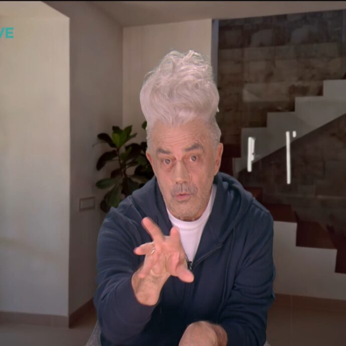 Crozza-Schettini e la scuola del futuro: “Cari studenti, buttate gli smartphone. A meno che non seguiate me su YouTube”