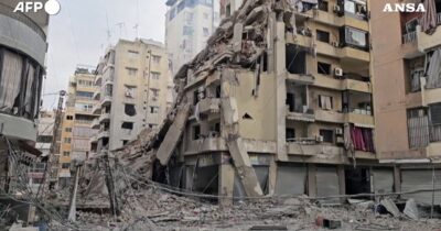 Copertina di Attacchi israeliani sulla periferia sud di Beirut, esplosioni e forti boati: “297 morti da lunedì” – Video