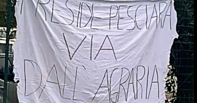 Copertina di Bufera sul post di una preside dopo il derby Samb-Ascoli, a scuola spunta uno striscione: “Pesciara, via dall’Agraria”. Lei si difende: “È tutto assurdo”
