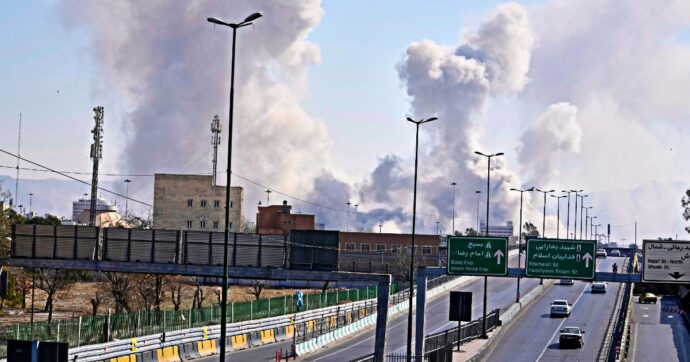 Pezeshkian ai paesi vicini: “Chiediamo scusa. Se non ci attaccano, non li colpiremo più”. Idf: “Nuovi raid a Teheran e Isfahan”