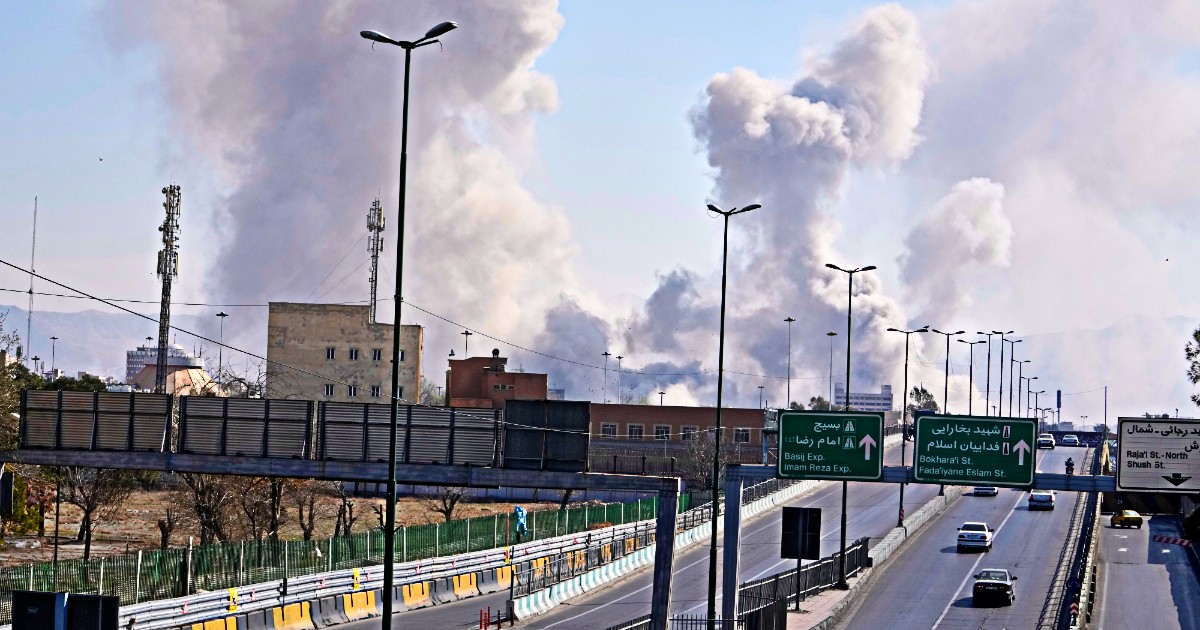 Pezeshkian ai paesi vicini: “Chiediamo scusa. Non li colpiremo più”. Iran: “Nuovi attacchi contro Israele e basi Usa”