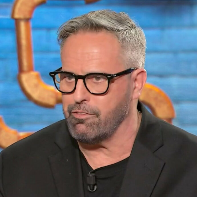 “Pensavo di morire. Mi hanno caricato in macchina e portato in un campo a farmi scavare una buca. Poi ho avuto un’idea”: il racconto choc di Marco Baldini