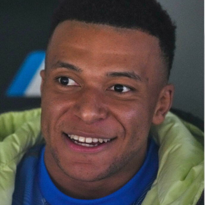 “Kylian Mbappé e Ester Expósito stanno insieme. Li hanno visti a Parigi baciarsi tutta notte”: esplode il gossip sul calciatore del Real Madrid e l’attrice di “Élite”