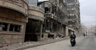 Copertina di I “danni collaterali” della guerra Usa all’Iran: già colpiti 13 ospedali, 4 scuole, 3000 case, 2 sanitari