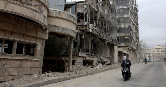 I “danni collaterali” della guerra Usa all’Iran: in 7 giorni colpiti 13 ospedali, 4 scuole, 3000 case, 2 sanitari