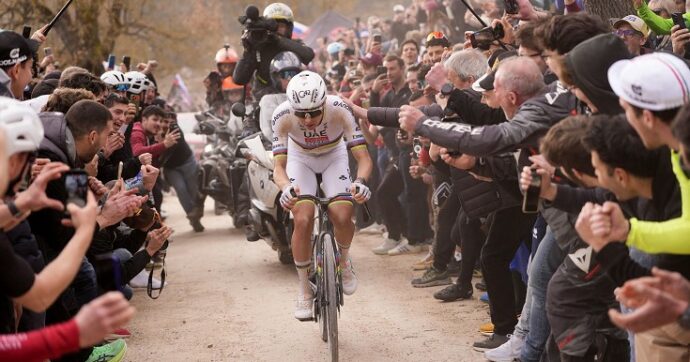 Pogacar, ricomincia lo spettacolo: terza vittoria alle Strade Bianche. Attenzione però: ora ha un rivale vero, è il francesino Seixas