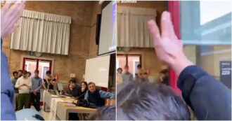 Calenda contestato all'Università Ca' Foscari: in un video il gesto della P38
