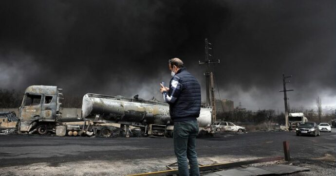 Guerra in Iran, a Teheran cade pioggia nera dopo i raid sugli impianti petroliferi: “Restate a casa”