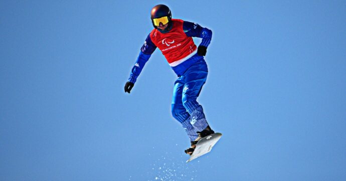Derubato di due tavole da snowboard mentre riceve l’oro vinto: disavventura per il campione paralimpico Perathoner