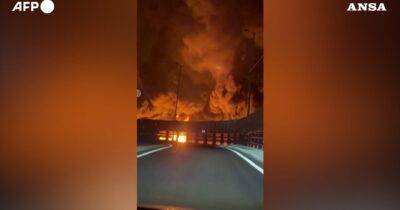 Copertina di Il video degli impianti petroliferi di Teheran a fuoco dopo gli attacchi Usa-Israele: i vasti incendi e le colonne di fumo
