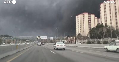 Copertina di Il cielo su Teheran è nero dopo gli attacchi Usa-Israele agli impianti petroliferi: il video