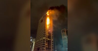 Copertina di Droni iraniani colpiscono grattacielo a Kuwait City: il video della torre avvolta dalle fiamme